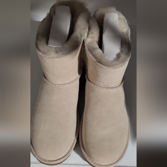 UGG BOOTS BRAND NEW NEVER WORwomen size 7 cream with wine color lace up in back - Picture 4 of 4
